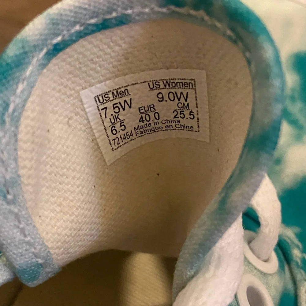 VANS Wide Authentic (NWT) 7.5 women/9 men - Picture 2 of 3